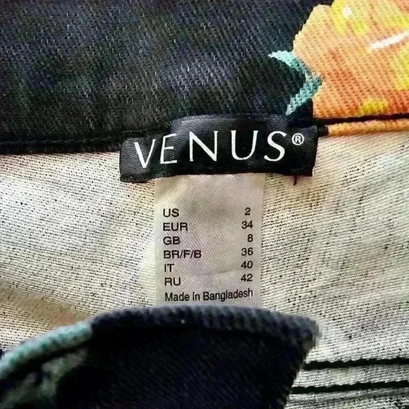 ✨Like New✨ Venus Floral Black Skinny Jeans, Size 2 - Picture 4 of 6